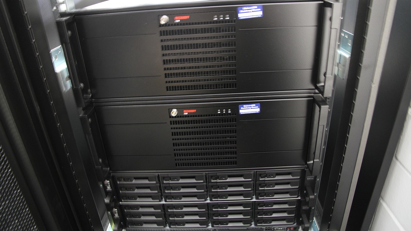 Am Lehrstuhl für Mechatronik stehen weitere Server für die Datenspeicherung und Simulationsrechner.
