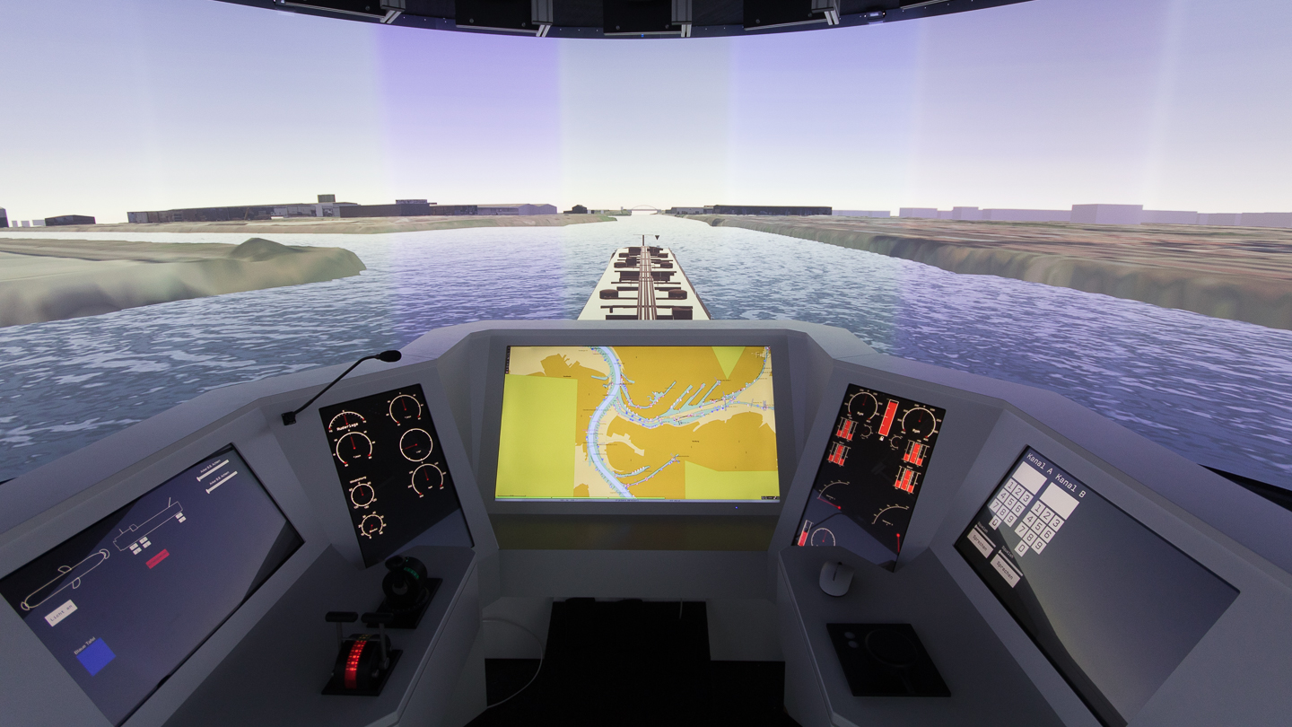 Der Fahrstand verfügt über einen zentralen, großen Monitor, auf dem kontextabhängig Radarbild, Navigationskarte, Bilder der Bordkameras, Wendeanzeiger und weitere wichtige Informationen dargestellt werden. Vier kleinere Touchscreens erlauben die Steuerung der Bordsysteme, einschließlich der Funkgeräte. Auf den modular aufgebauten Konsolen rechts und links neben dem Stuhl befinden sich die Handles der Antriebs- und Steuerorgane. Der gesamte Fahrstand lässt sich frei konfigurieren und programmieren.