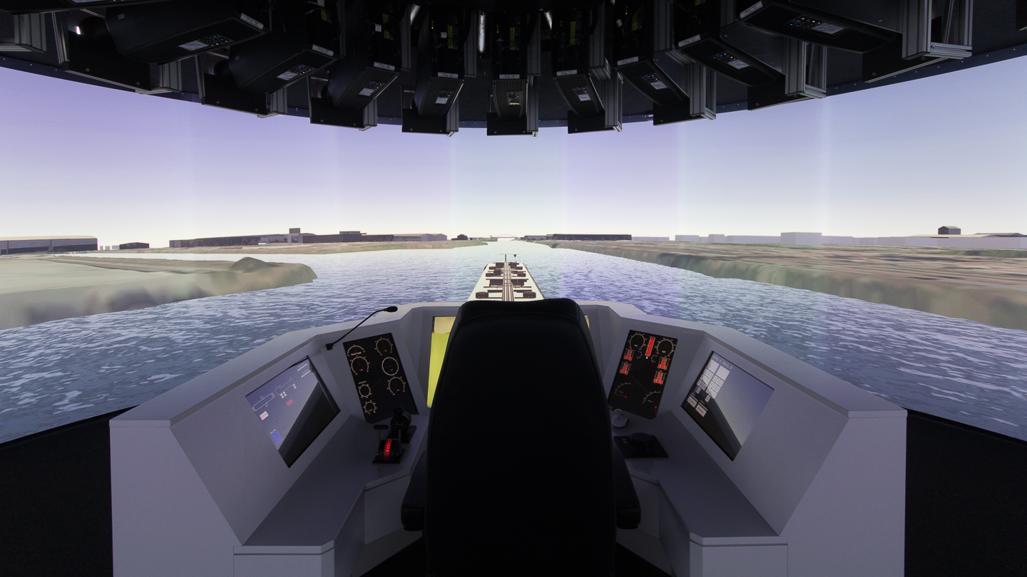 Die Projektion erfolgt auf eine zylindrische 360°-Leinwand. In der Simulation wird die Umgebung fotorealistisch dargestellt. Beim Fernsteuern können hier die von Schiff übertragenen Kamerabilder mit computergenerierten Bildern und Zusatzinformationen ergänzt werden (Augmented Reality).