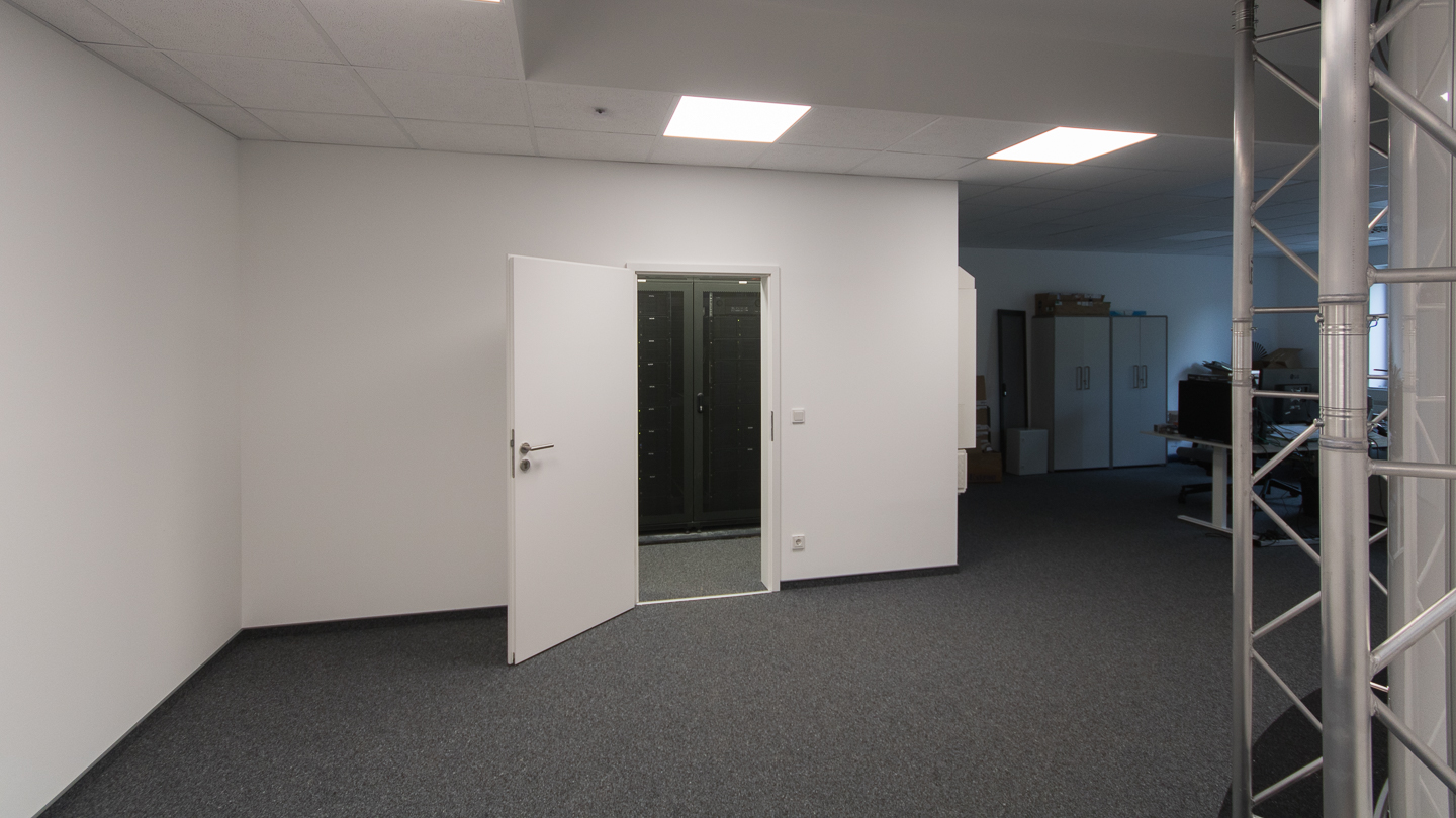 Hier befindet sich der Serverraum. Im Hintergrund rechts sind zwei weitere Wissenschaftler-Arbeitsplätze zu sehen – hier wird gerade Sensorik für die Bordinstallation vorbereitet.