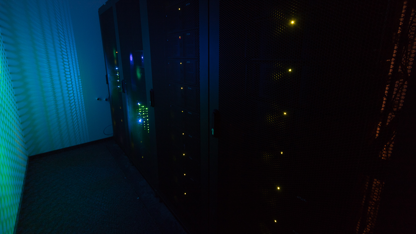 Im Serverraum befinden sich die umfangreichen Datenspeicher, Server und KI-Cluster. Alleine für die Berechnung der Projektionsdarstellung werden 19 Hochleistungs-PC's benötigt.