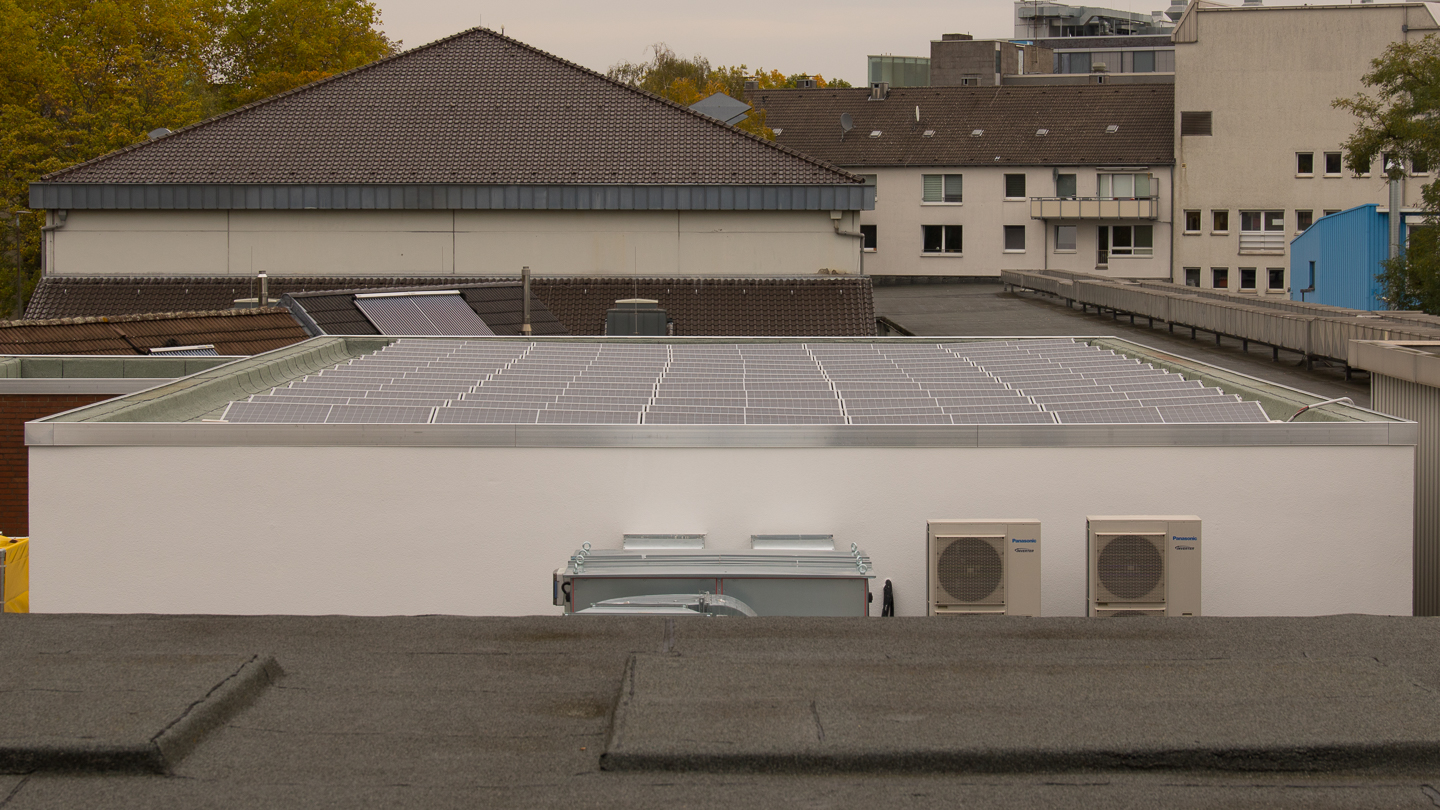 Der elektrische Leistungsbedarf von VeLABi beträgt bis zu 50 kW. Auf dem Dach wurde deshalb eine Solaranlage installiert, die einen großen Teil des Stromverbrauchs decken kann.